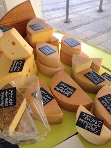 Käse auf dem Wochenmarkt in der Stadt Donauwörth